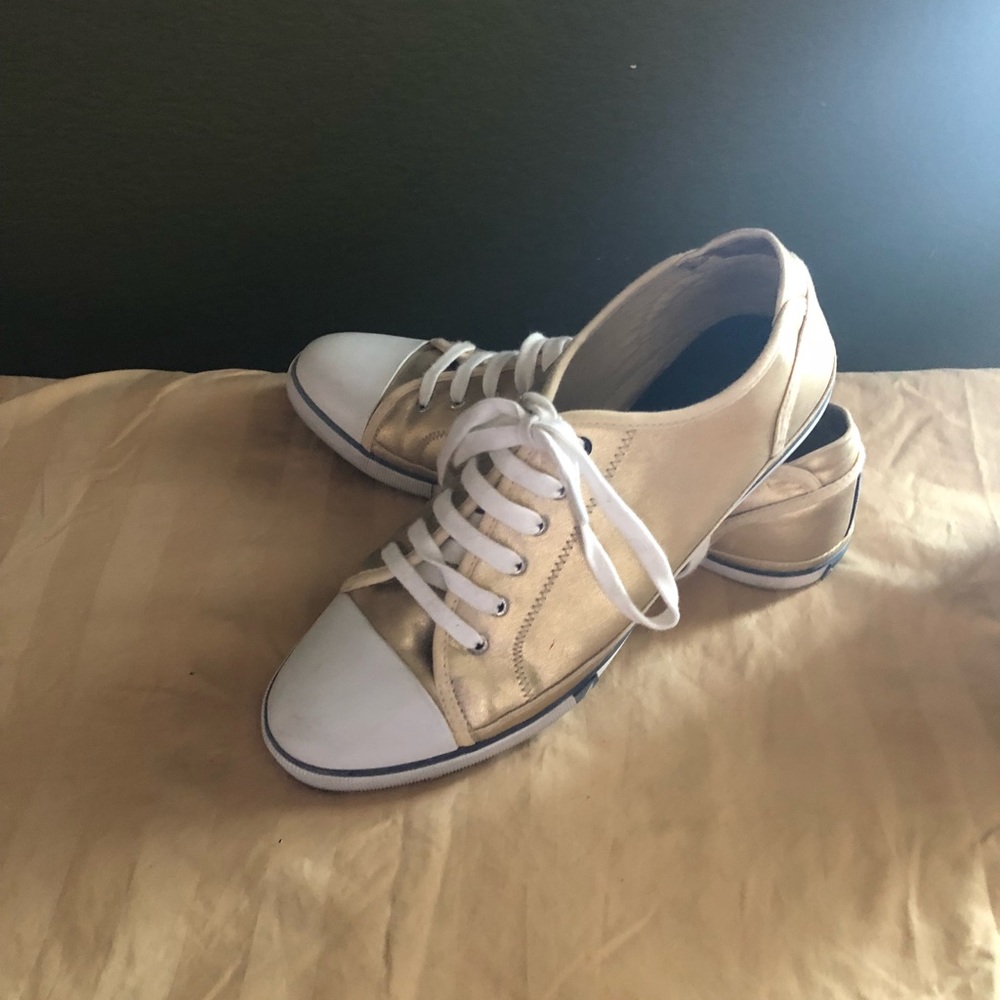 Casual tennis shoes